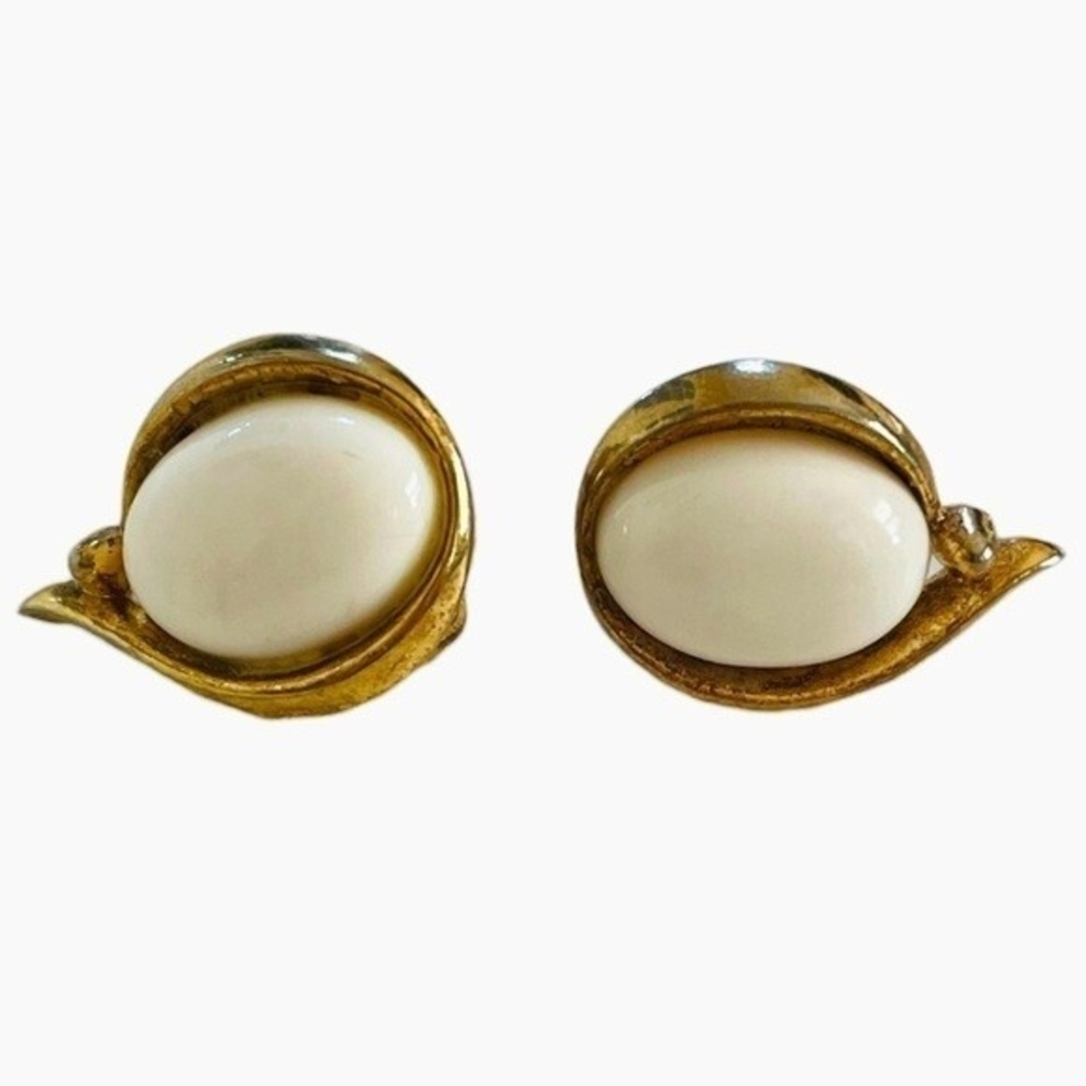 Vintage TRIFARI Oval Gold White Clip-On Earrings 1" Enamel Button Signed Good - Picture 3 of 6